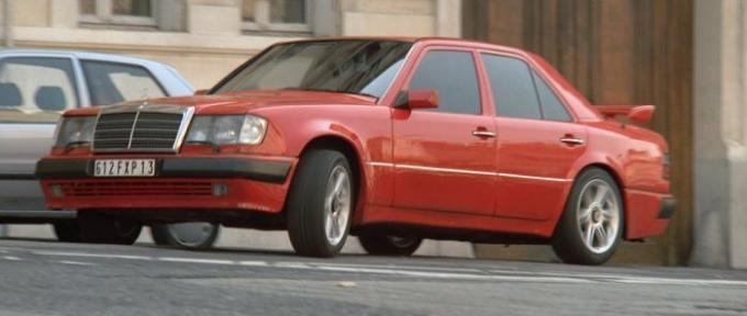 मर्सिडीज बेंज ई 500 1992 फिल्म "टैक्सी" में अभिनय किया। | फोटो: imcdb.org।