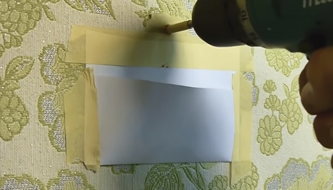 पॉकेट कागज के बने और मास्किंग टेप धूल से वॉलपेपर की रक्षा करेगा कि जब ड्रिलिंग उठता है 