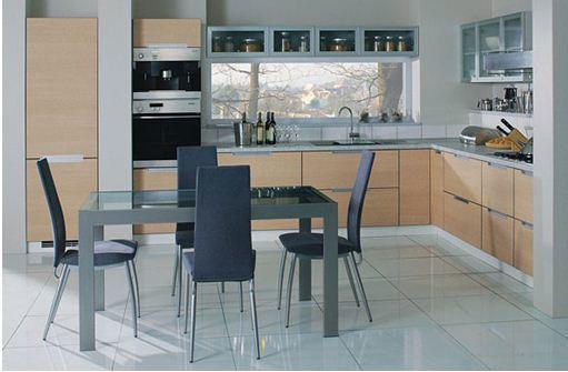 इस तस्वीर में, एक आधुनिक रसोईघर एक विशिष्ट सेटिंग का मानक है