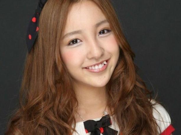 युवा जापानी औरत बहुत तेज नुकीले दांत होने के लिए आकर्षक लगता है। / फोटो: porosenka.net