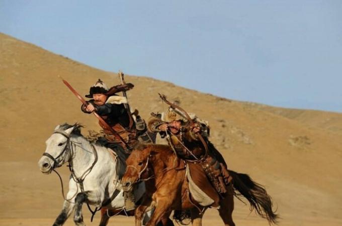 बदली हुई इतिहास धनुष मंगोलियाई यौगिक के रूप में।