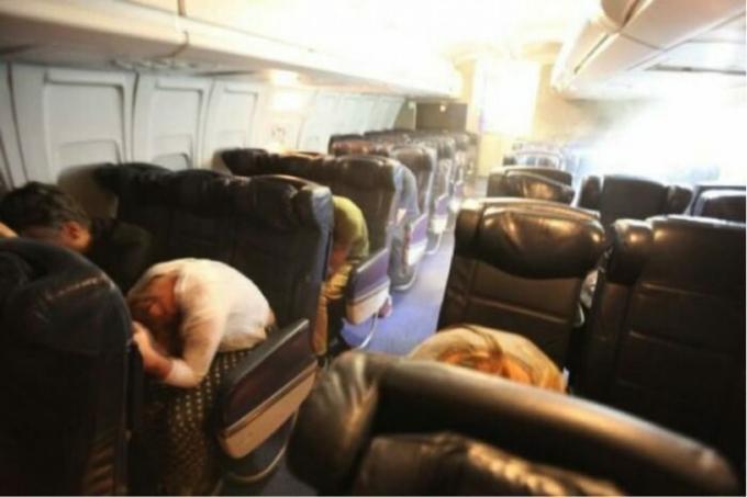 क्या यात्रियों आपात लैंडिंग की स्थिति में घुटने के लिए अपने सिर झुकाने के लिए कहा जाता है।