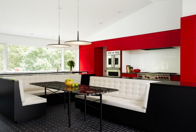एक निजी घर में लाल और सफेद रसोई
