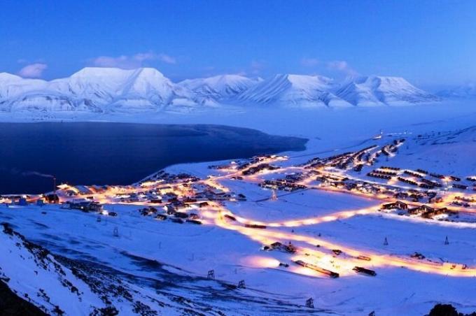 आर्कटिक नखलिस्तान शहर लोंगयेरब्येन (नॉर्वे)।