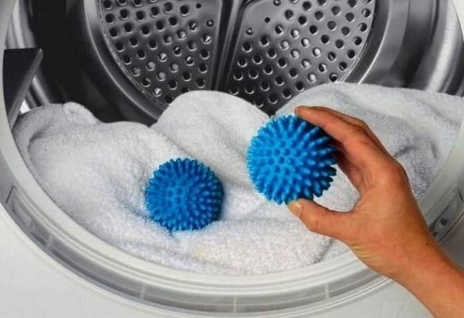 मदद करने के लिए रबर की गेंदें धोने के ढेर फुलाना।