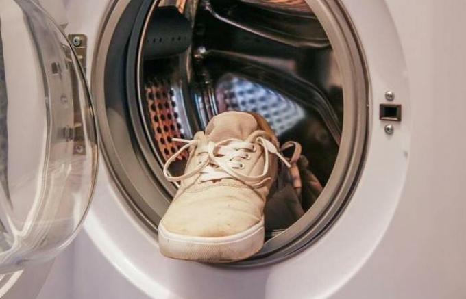 कैसे मशीन में जूते धोने के लिए।
