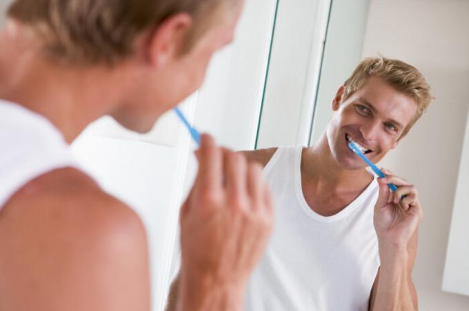 एक शॉवर ले रहा है, तो अच्छी तरह से दांत साफ करने नहीं है। / फोटो: static5.depositphotos.com। 