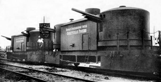 रेल पर टैंक: कैसे रूसी बख्तरबंद गाड़ी का निर्माण किया गया