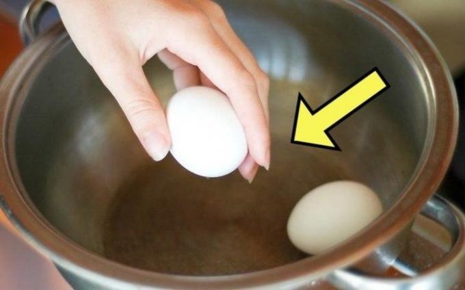 अंडे, जो एक दूसरे विभाजन में साफ किया जा सकता उबालें।