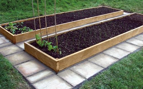 एक उत्कृष्ट विकल्प ऐसे बगीचे का बिस्तर होगा जिसे बोर्डों से सजाया जाएगा