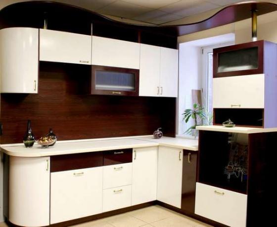 सफेद और भूरे रंग की रसोई - एक मानक रसोई में एक गैर-मानक समाधान