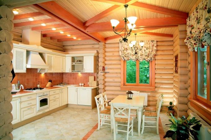 एक लकड़ी के घर में रसोई (45 तस्वीरें): अपने हाथों से सजाने के लिए वीडियो निर्देश, परिष्करण के विकल्प, व्यवस्था, लेआउट, एक स्टोव के साथ, जो स्थापित करने के लिए छत, कीमत, फोटो