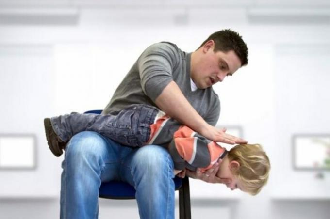 क्या आप अगर एक बच्चे को घुट रहा है क्या करना चाहिए: कार्रवाई है कि जीवन को बचा सकता है