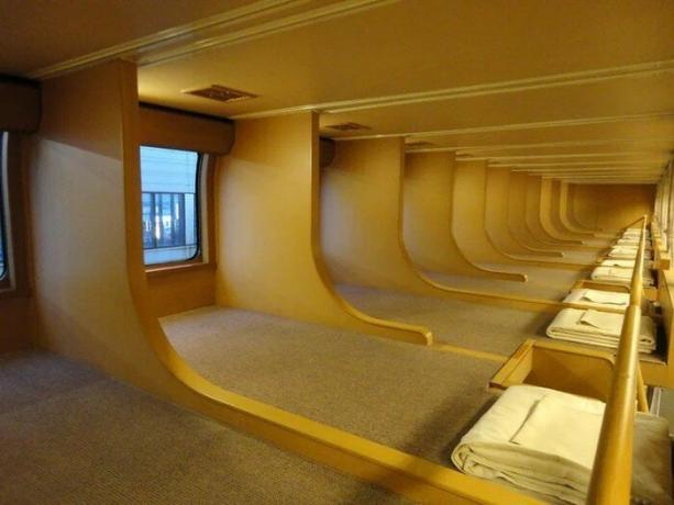 जापान में सो रही कारों में असामान्य चारपाई बिस्तरों। 