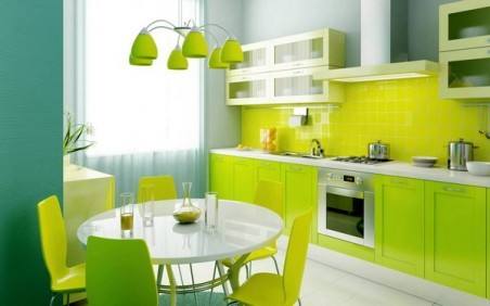 रसोई के लिए हल्के हरे रंग की कुर्सियां ​​पूरी तरह से एकल शैलीगत विचार पर जोर देती हैं