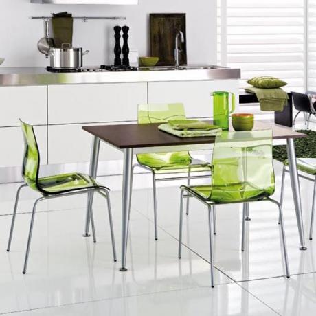 इंटीरियर को बदलने के लिए उज्ज्वल विवरण - रसोई के लिए हरी कुर्सियां, रंगीन व्यंजन 